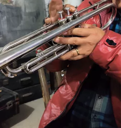 镀镍小号，正常使用，轻微氧化，小磕碰，调音...