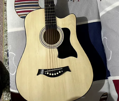 毕业了带不走，原价1300买的几乎全新吉他...