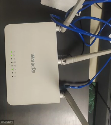 腾达路由器一个，正常使用，家里用电信送的路...