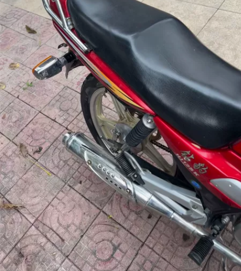 铃木钻豹125一台，成色如图，表走灯亮，机...