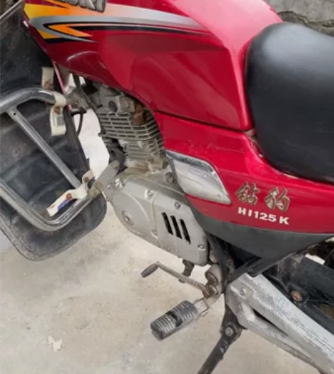 铃木钻豹，正宗的铃木机器，无拆无修，灯亮表...