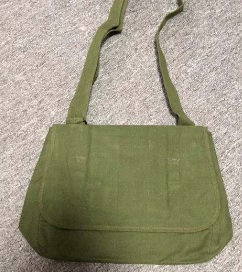 军绿色挎包  偏远地区不包邮 感兴趣的话点...