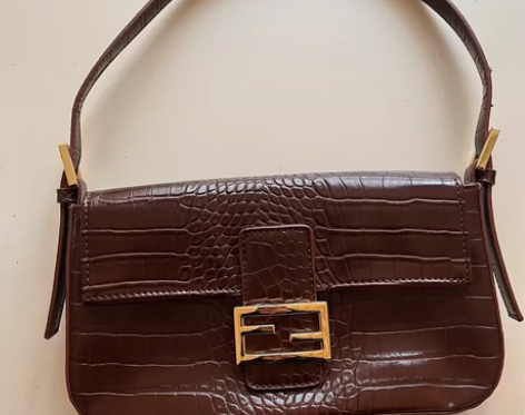棕色鳄鱼皮腋下包 全新 感兴趣的话点“我想...