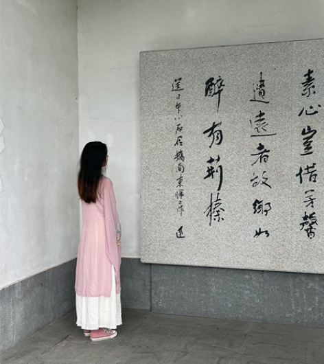 出一套汉服（三件套） 有一件白色背心 下面...