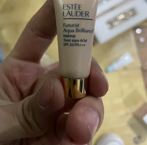 雅诗兰黛粉底液 50发两 感兴趣的话点“我...