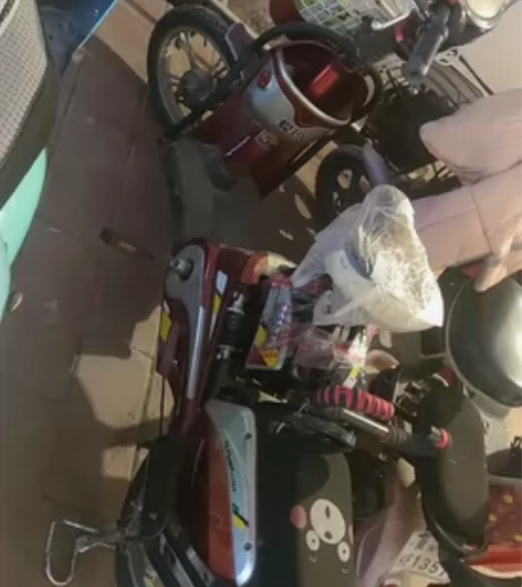 爱玛电动车一辆，巡航20多公里吧（冬天略有...