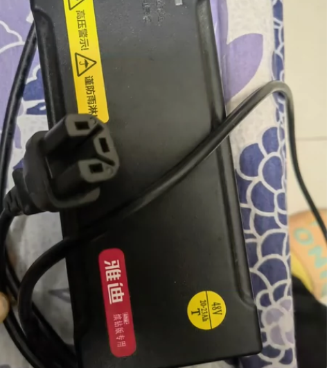 雅迪原装充电器48伏20-23安，9成新，...