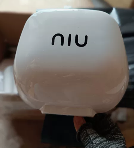 处理样品，瑕疵小牛三个，两个白色，一个黑色...