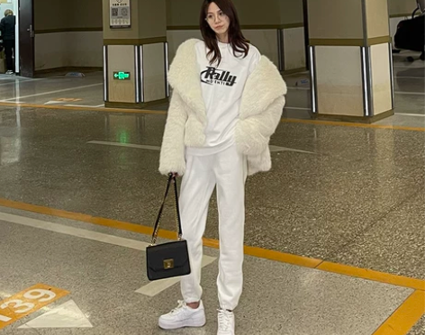 白色卫裤，绝对全新没穿过，便宜出 感兴趣的...