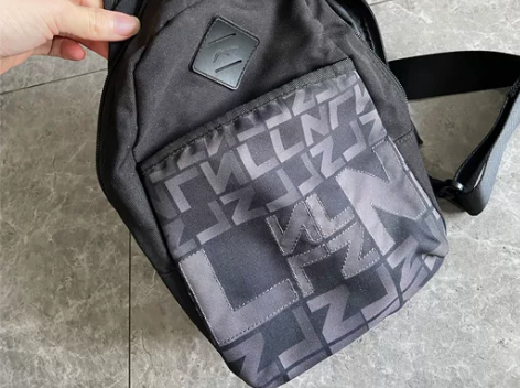 出李宁的斜挎包 6成新的样子，能能装下折伞...