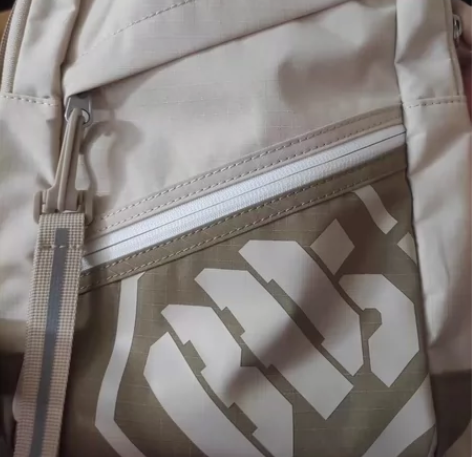 李宁反伍斜挎包 送挂件??轻微使用痕迹Li...