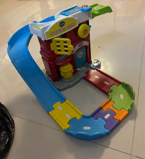 ?伟易达 神奇轨道消防局 含一辆消防车 使...