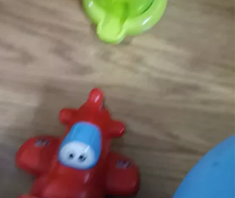 免费送，儿童拍拍球，飞机，保龄球，玩偶等等...