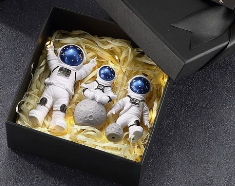 实体店铺倒闭，清一批宇航员模型汽车摆件5....