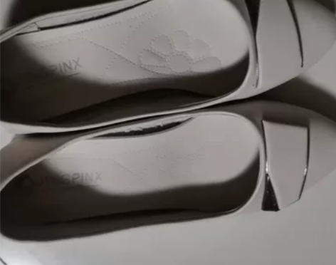 出一款白色时尚单鞋，品牌未知。鞋子采用优雅...