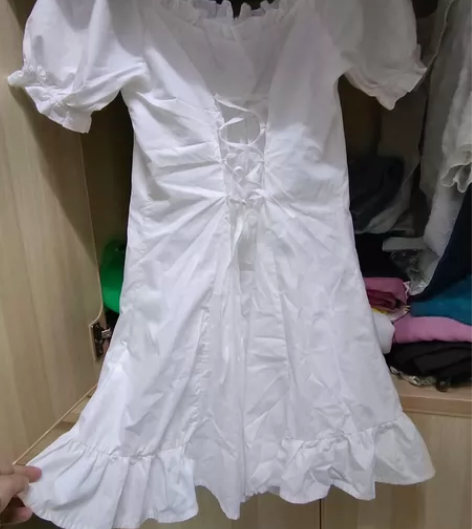 一条白色褶皱可收腰泡泡袖连衣裙 花苞领口[...