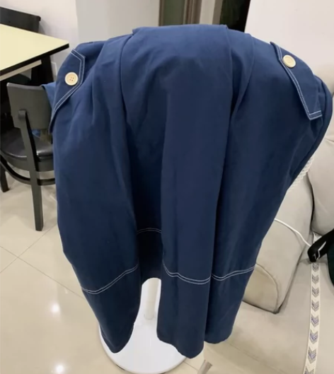 商场打折买的  因为是属于还比较中性风的裙...