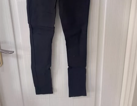 全新黑色破洞小脚裤，吊牌未摘，薄牛仔，不起...