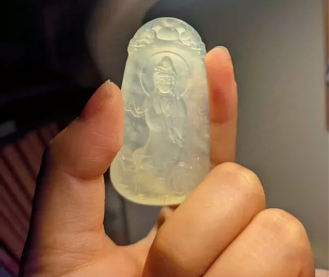 岫玉冰种玉牌,观世音菩萨。后面微裂特价处理...
