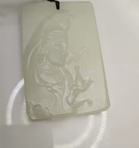 天然白玉观音牌带证书。 长6.5厘米，宽4...