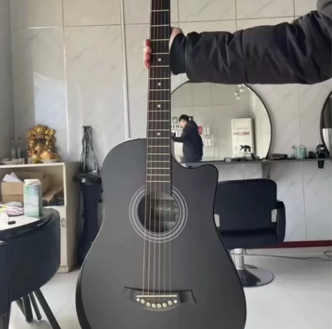 原价2000多买的，。自己很喜欢吉他一时兴...