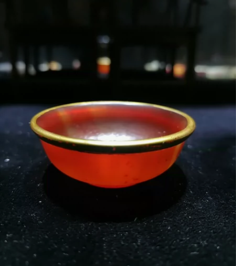 清代红玛瑙小杯，工艺不错，口沿铜鎏金包边，...