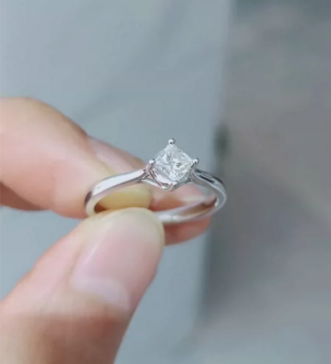 周大福32分方形四爪钻戒 主钻32分 颜色...