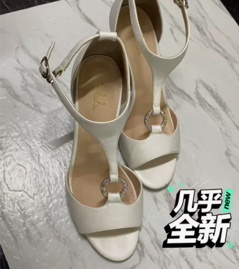 高跟鞋 就参加婚礼穿了一次， 就有一点点的...