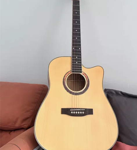 全新吉他，买来没弹过，没有一点划损，因为不...