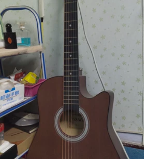 吉他，没用过，总高103，厚11，有外包装...