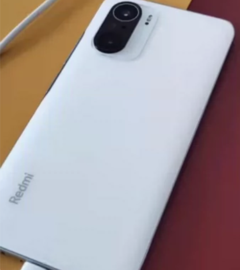 自己用的红米K40，12+256，屏幕有一...