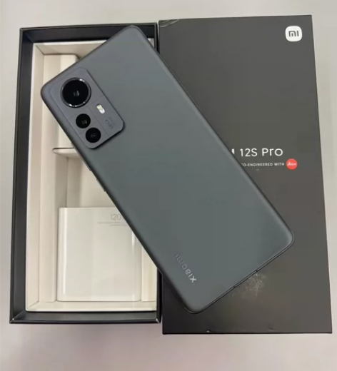 小米12S Pro莱卡镜头一黑一白鸳鸯配色...