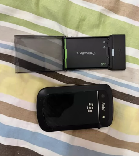 黑莓手机BOLD9900 230元包邮。功...