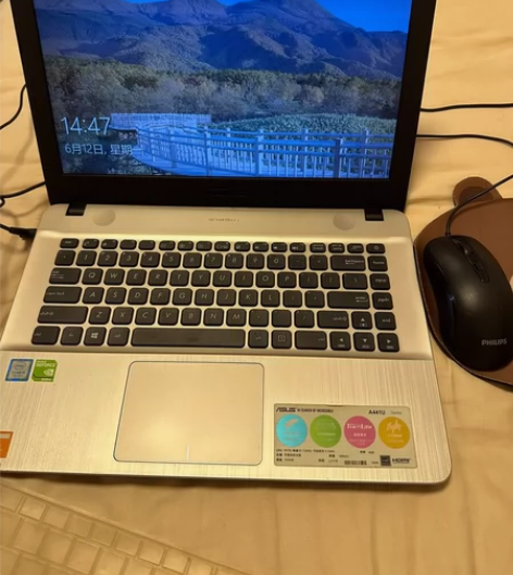 华硕笔记本，买来上课做作业， 基本在宿舍看...