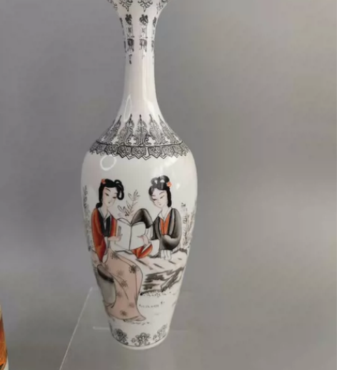 七八十年代景德镇手绘薄胎美女图花瓶 高度2...