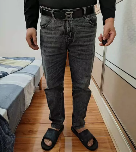 欧货牛仔裤男修身小脚秋冬季高端刺绣烟灰色，...