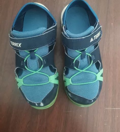 33码阿迪男童鞋，孩子穿小了，推荐给有缘人...