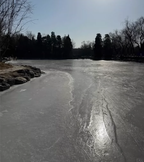 男大学生出一大堆短袖短裤长裤，质量上应该没...