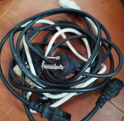 电脑主机显示屏电源线4条，卖出不退 感兴趣...