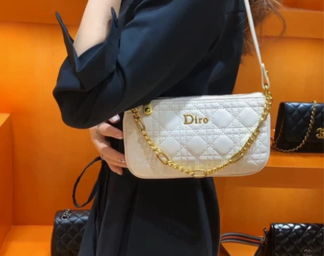 实体店购买，买了以后就背过几次。平时都是斜...