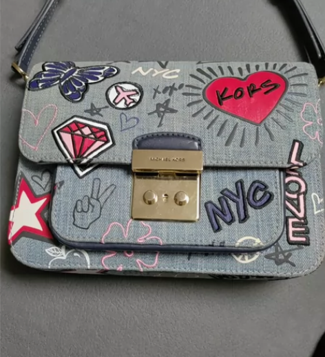 MK斜挎包。2000出。包邮不议价。售出不...