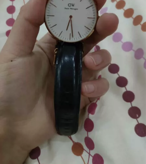 DW手表，保正，表盘有点大，适合男生戴，手...