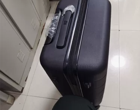 出小米90分旅行箱，颜色为黑色，款式为商务...