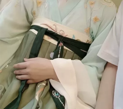 晋制三件套，穿一。爽快送汉服发饰。 图片是...