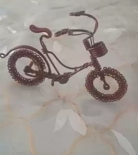 纯手工编制，长约25cm高约15cm.可以...