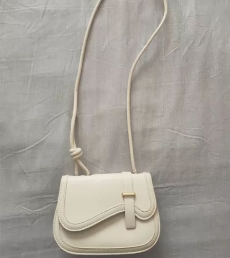闲置单肩白色小包 感兴趣的话点“我想要”和...