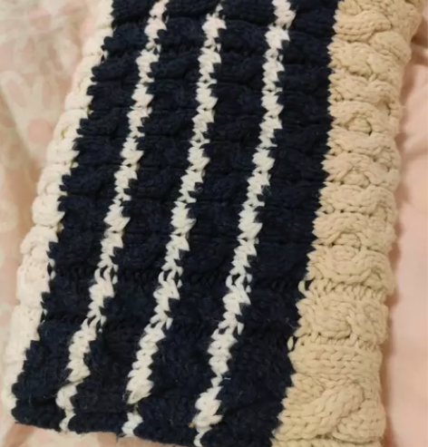 围巾很厚实，九新，毛线不可避免微微起球 多...