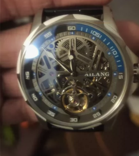 前几天在得物上买机械手表  后面发现用不到...