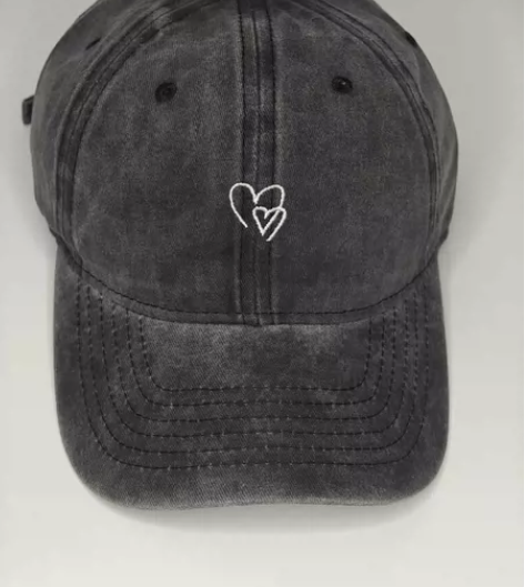 BGUUY棒球帽，全新正品，炭黑色，双爱心...