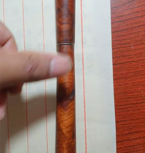 百年红豆杉实木钢笔，35号明尖旋帽，横向山...